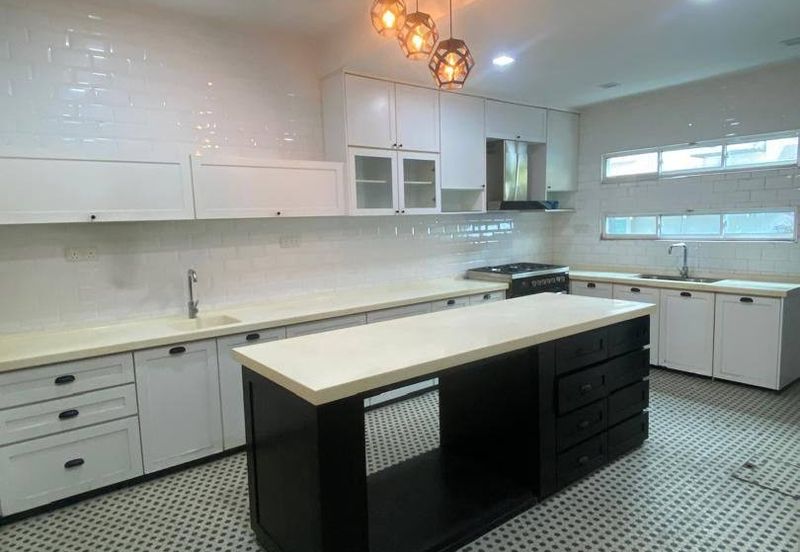 3 Storey Corner lot with Pool USJ Heights (Type Sakura) For Sale