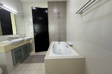 3 Storey Corner lot with Pool USJ Heights (Type Sakura) For Sale