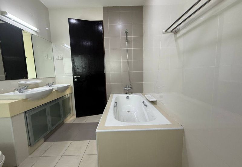 3 Storey Corner lot with Pool USJ Heights (Type Sakura) For Sale