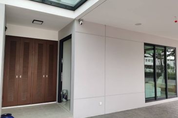 End Lot Semi D with extra land Perdana Lake View East Cyberjaya For Sale