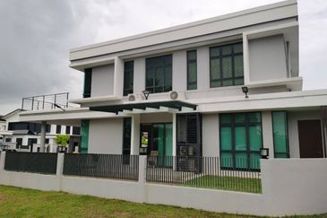 End Lot Semi D with extra land Perdana Lake View East Cyberjaya For Sale