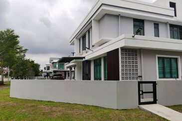 End Lot Semi D with extra land Perdana Lake View East Cyberjaya For Sale