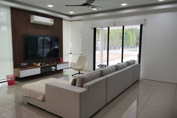 End Lot Semi D with extra land Perdana Lake View East Cyberjaya For Sale