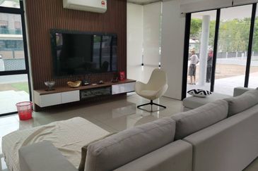 End Lot Semi D with extra land Perdana Lake View East Cyberjaya For Sale