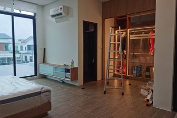 End Lot Semi D with extra land Perdana Lake View East Cyberjaya For Sale