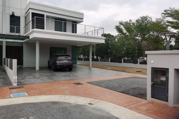 End Lot Semi D with extra land Perdana Lake View East Cyberjaya For Sale