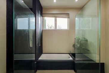 Good Condition 3.5 Storey Bungalow House, Country Heights Damansara