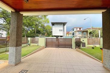 FACING NORTH EAST Freehold Beautiful Double Storey Bungalow, Jalan Mihrab, Bukit Jelutong.  