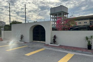 Luxury Bungalow (20,000 sqft with Swimming Pool) Desa Pandan KL FOR SALE