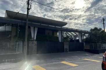 Luxury Bungalow (20,000 sqft with Swimming Pool) Desa Pandan KL FOR SALE