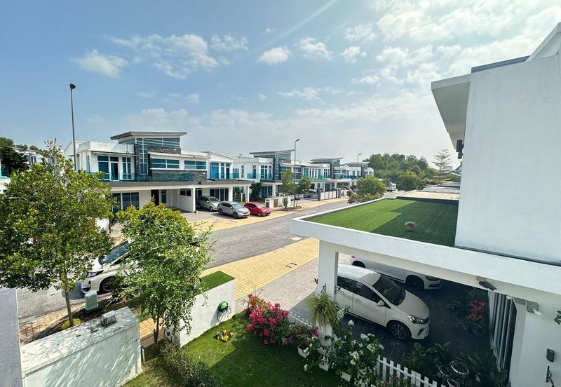 Perdana Lakeview East