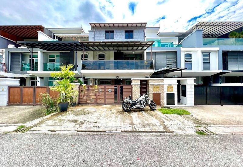 Cyprus USJ Heights, FACING LAKE 2.5 Storey Terrace (24x80) Fully Renovated Subang Jaya