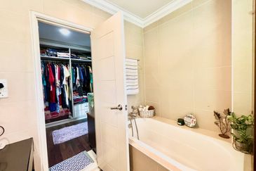 Cyprus USJ Heights, FACING LAKE 2.5 Storey Terrace (24x80) Fully Renovated Subang Jaya