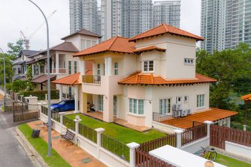 Kiara Peak (Puncak Kiara)