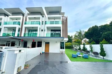 3 Storey Link Villa CORNER LOT Landed Puchong South Selangor FOR SALE