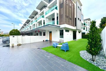 3 Storey Link Villa CORNER LOT Landed Puchong South Selangor FOR SALE