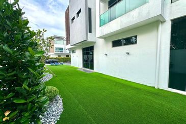 3 Storey Link Villa CORNER LOT Landed Puchong South Selangor FOR SALE