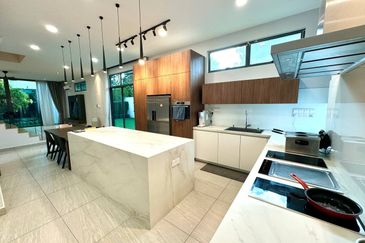 3 Storey Link Villa CORNER LOT Landed Puchong South Selangor FOR SALE