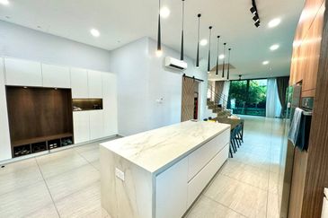 3 Storey Link Villa CORNER LOT Landed Puchong South Selangor FOR SALE