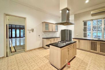 16 U-Thant Condominium Two Storey Duplex Taman U-Thant FOR RENT !