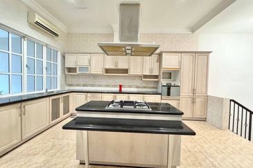 16 U-Thant Condominium Two Storey Duplex Taman U-Thant FOR RENT !