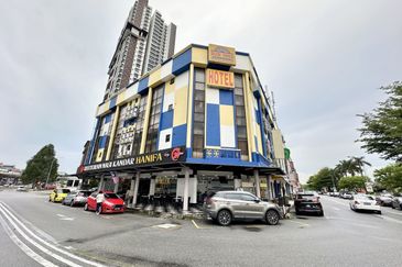  PRIME AREA! FACING MAIN ROAD! Corner Lot Ground Floor Sg Besi Indah Seri Kembangan FOR SALE