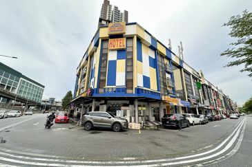  PRIME AREA! FACING MAIN ROAD! Corner Lot Ground Floor Sg Besi Indah Seri Kembangan FOR SALE