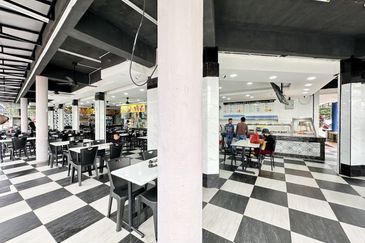  PRIME AREA! FACING MAIN ROAD! Corner Lot Ground Floor Sg Besi Indah Seri Kembangan FOR SALE