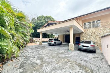 Bukit Jelutong (Jalan Kubah) CORNER LOT 3 Storey BUNGALOW with POOL FOR SALE