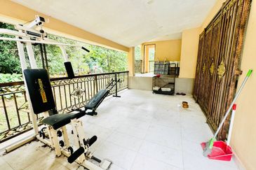 Bukit Jelutong (Jalan Kubah) CORNER LOT 3 Storey BUNGALOW with POOL FOR SALE