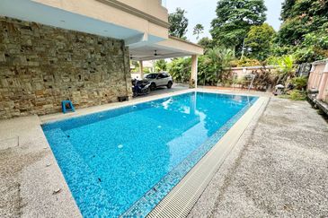 Bukit Jelutong (Jalan Kubah) CORNER LOT 3 Storey BUNGALOW with POOL FOR SALE