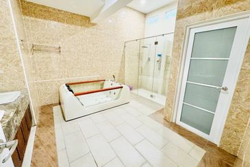 Bukit Jelutong (Jalan Kubah) CORNER LOT 3 Storey BUNGALOW with POOL FOR SALE