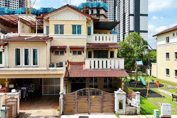 Bukit Jalil Kuala Lumpur END LOT 3-Storey Villa FOR SALE