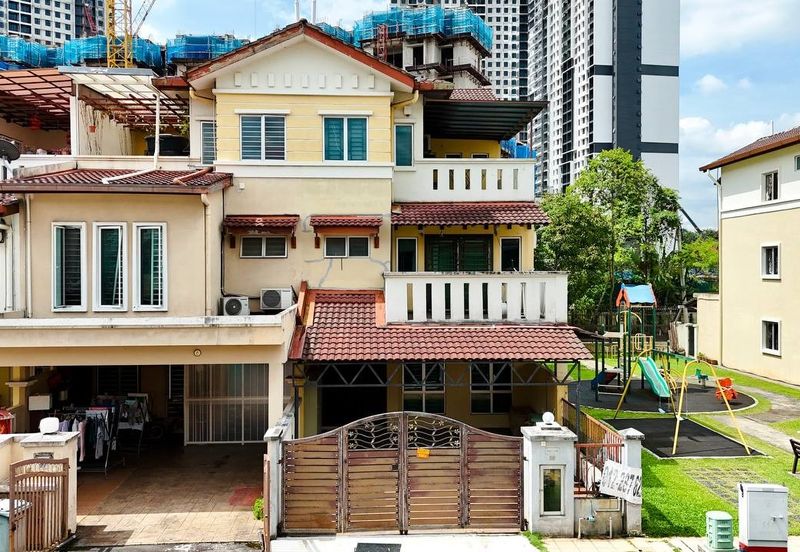 Bukit Jalil Kuala Lumpur END LOT 3-Storey Villa FOR SALE