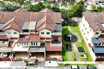 Bukit Jalil Kuala Lumpur END LOT 3-Storey Villa FOR SALE