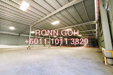 * PETALING JAYA ( PJ ) - 23,000 SQFT PRIME SIZE WAREHOUSE WITH RACKING SYSTEM ( FOR RENT )