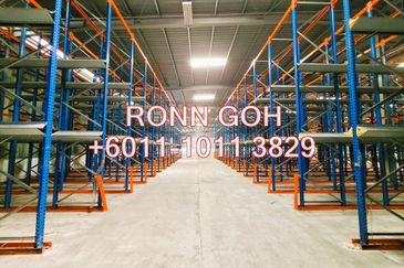 * PETALING JAYA ( PJ ) - 23,000 SQFT PRIME SIZE WAREHOUSE WITH RACKING SYSTEM ( FOR RENT )