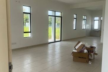 Hazel @ Meridin East