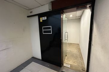 4 storey shop @ seksyen 14 for rent 