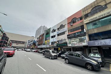 4 storey shop @ seksyen 14 for rent 