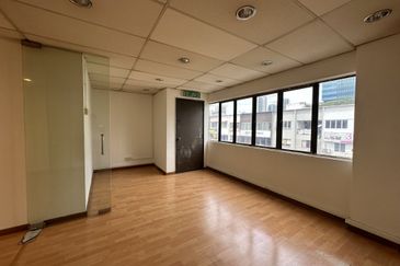 4 storey shop @ seksyen 14 for rent 