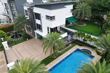 3 storey Bungalow @ Horizon Hills for Sale 