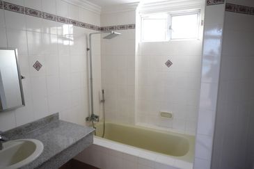 KONDOMINIUM SERI BAYAN