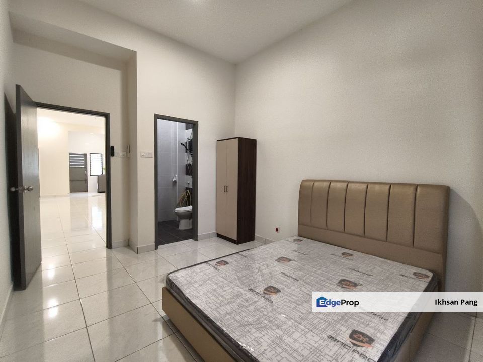 Master Bedroom with Private Bath @ Bandar Putra Kulai (Jalan Pipit) FOR RENT, Johor, Kulai