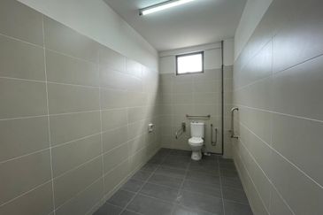 West Port, Pulau Indah