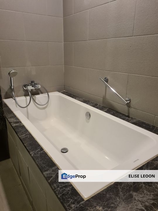 Good condition unit with Pool View, Kuala Lumpur, KLCC