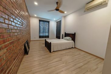 Maple Red, Adda Heights