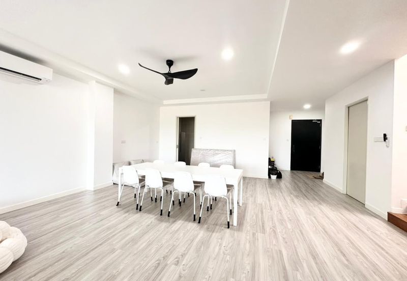 Residensi Ledang @ Brand New Furnished with Lake View Town House