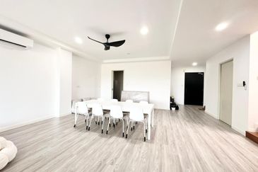 Residensi Ledang @ Brand New Furnished with Lake View Town House