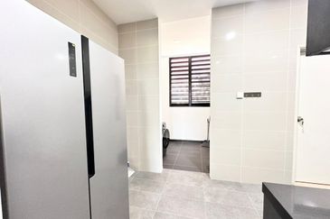 Residensi Ledang @ Brand New Furnished with Lake View Town House